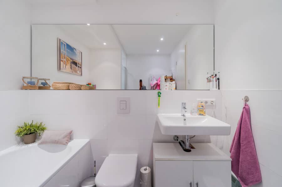 Modernes Badezimmer mit Badewanne und großem Spiegel - 0 Leben am Park / Living by the Park