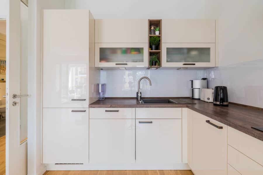 Moderne Einbauküche mit Hochglanzfronten - 0 Leben am Park / Living by the Park