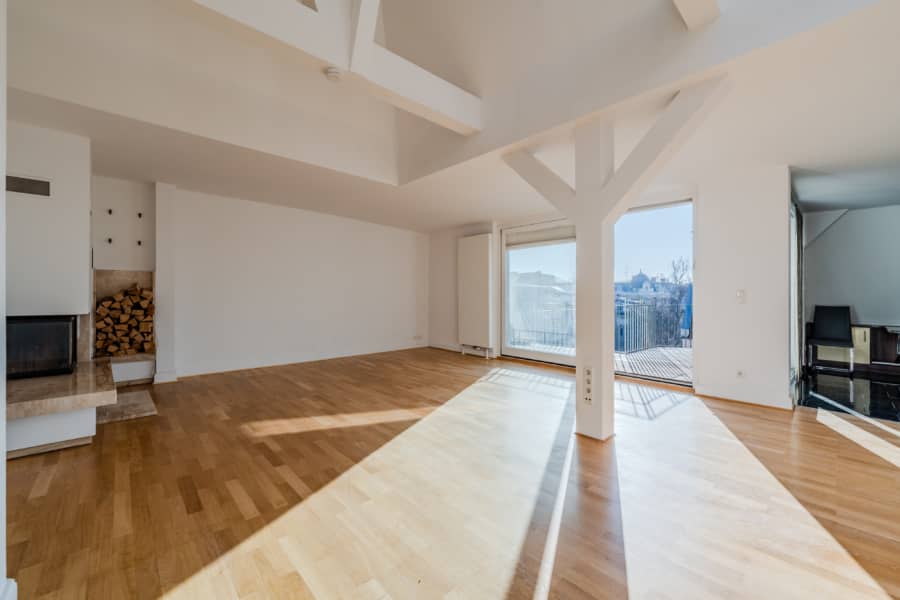 Helles Dachgeschossloft mit Kamin und Balkon - Großzügige Dachgeschosswohnung in Steglitz mit Panoramablick