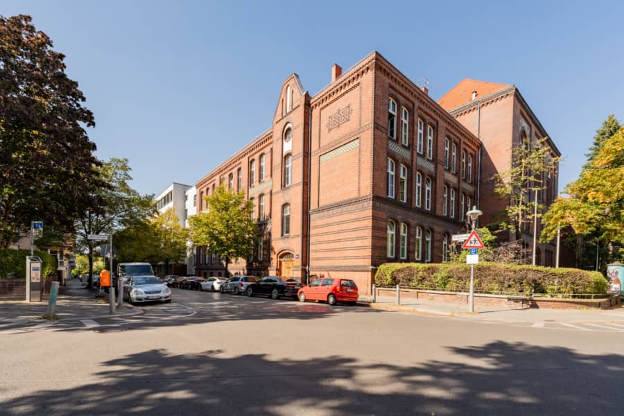 Eck-Mehrfamilienhaus mit Klinkerfassade - Großzügige Dachgeschosswohnung in Steglitz mit Panoramablick