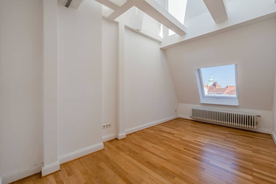 Helle Dachgeschosswohnung mit Parkett und Dachfenster - Großzügige Dachgeschosswohnung in Steglitz mit Panoramablick