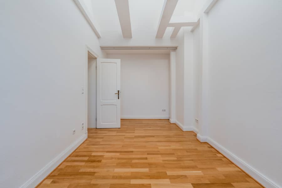 Heller Flur mit Parkettboden - Großzügige Dachgeschosswohnung in Steglitz mit Panoramablick