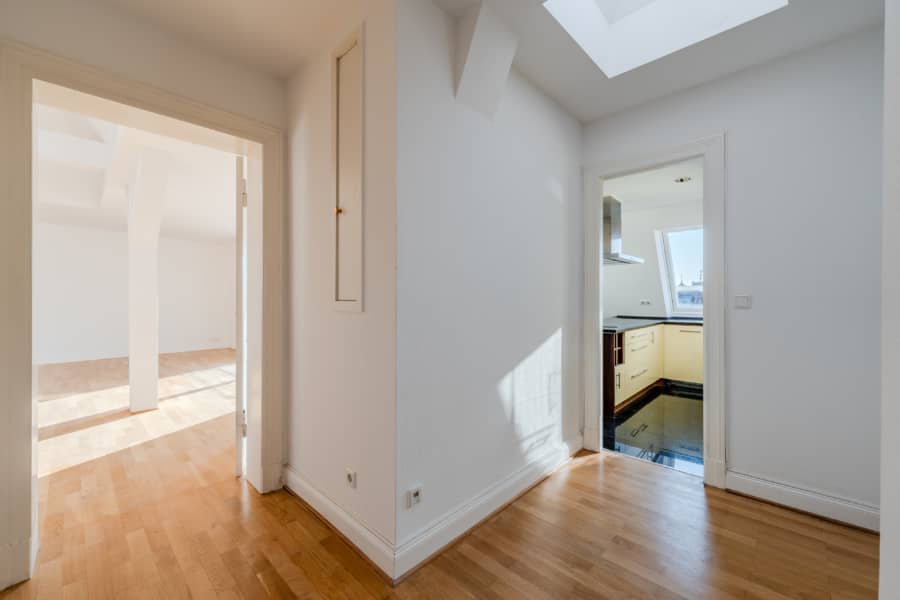 Helle Dachgeschosswohnung mit offener Küche - Großzügige Dachgeschosswohnung in Steglitz mit Panoramablick