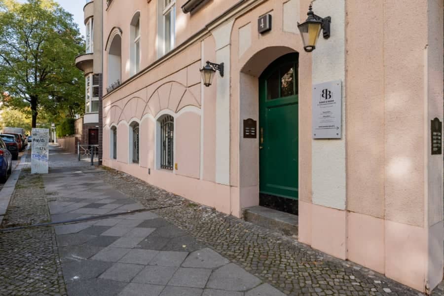 Pastellfarbene Altbau-Fassade mit grünem Eingang - Großzügige Dachgeschosswohnung in Steglitz mit Panoramablick
