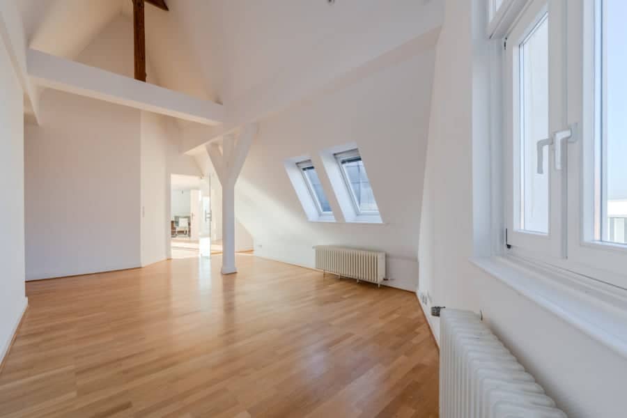 Helle Dachgeschosswohnung mit Gaubenfenstern - Großzügige Dachgeschosswohnung in Steglitz mit Panoramablick