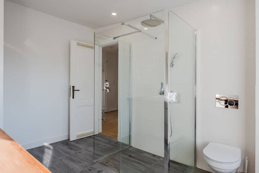 Helles Bad mit Walk-In-Dusche - Großzügige Dachgeschosswohnung in Steglitz mit Panoramablick