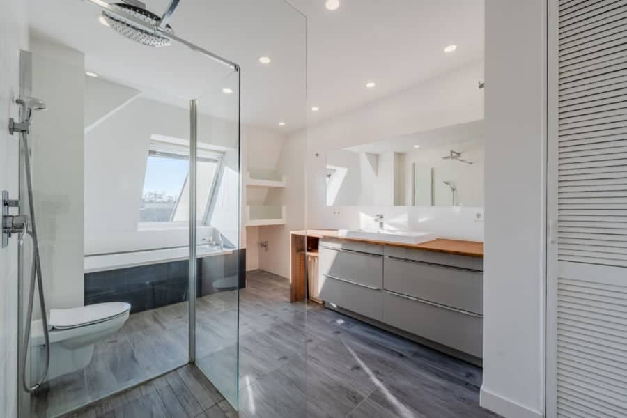 Modernes Dachgeschossbadezimmer mit Regendusche und Wanne - Großzügige Dachgeschosswohnung in Steglitz mit Panoramablick