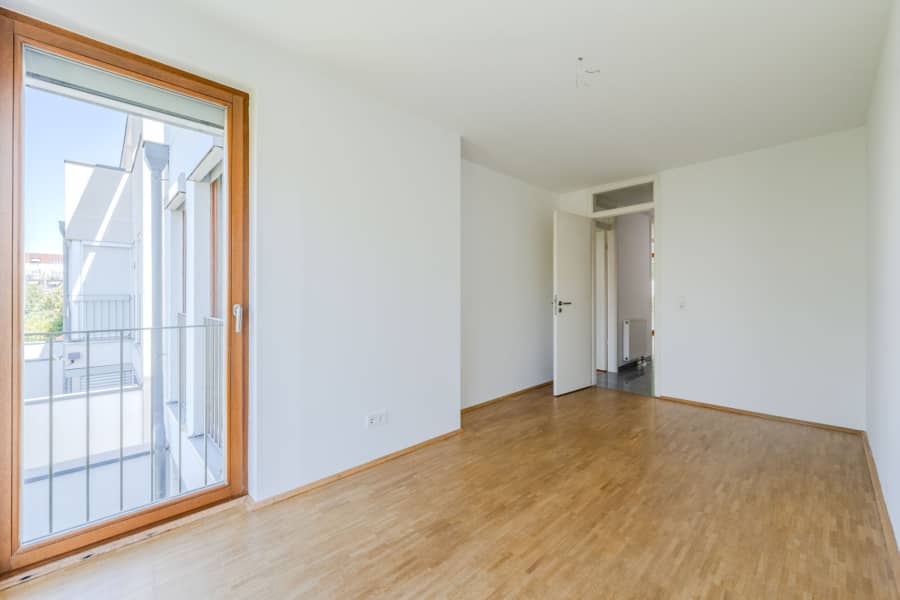 Helles Zimmer mit Parkett und französischem Balkon - Bezugsfrei & renoviert 2025: 6-Zimmer-Townhouse an der Rummelsburger Bucht