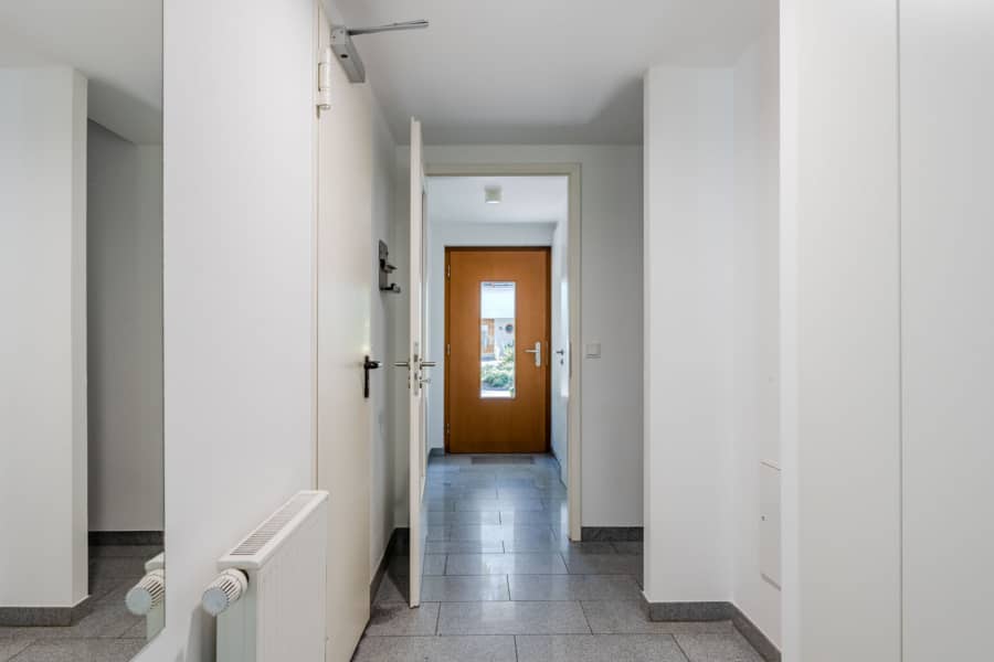 Moderner Wohnungseingang mit Fliesenboden - Bezugsfrei & renoviert 2025: 6-Zimmer-Townhouse an der Rummelsburger Bucht