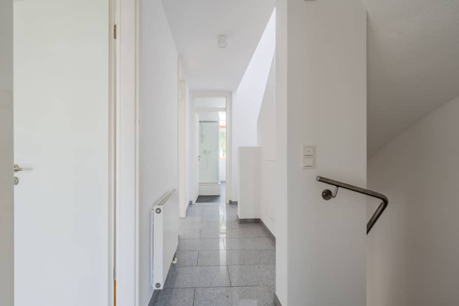 Apartmentflur mit Granitboden und Badzugang - Bezugsfrei & renoviert 2025: 6-Zimmer-Townhouse an der Rummelsburger Bucht