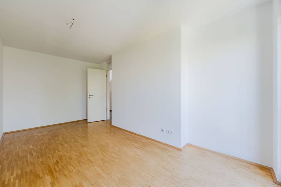 Helles Zimmer mit Parkettboden - Bezugsfrei & renoviert 2025: 6-Zimmer-Townhouse an der Rummelsburger Bucht