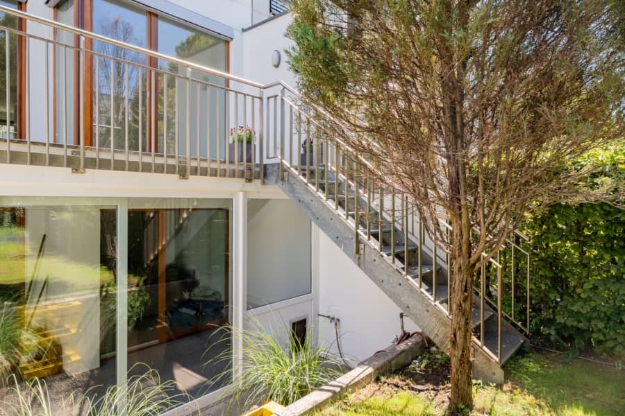 Garten Blick auf Terrasse und Wintergarten - Bezugsfrei & renoviert 2025: 6-Zimmer-Townhouse an der Rummelsburger Bucht