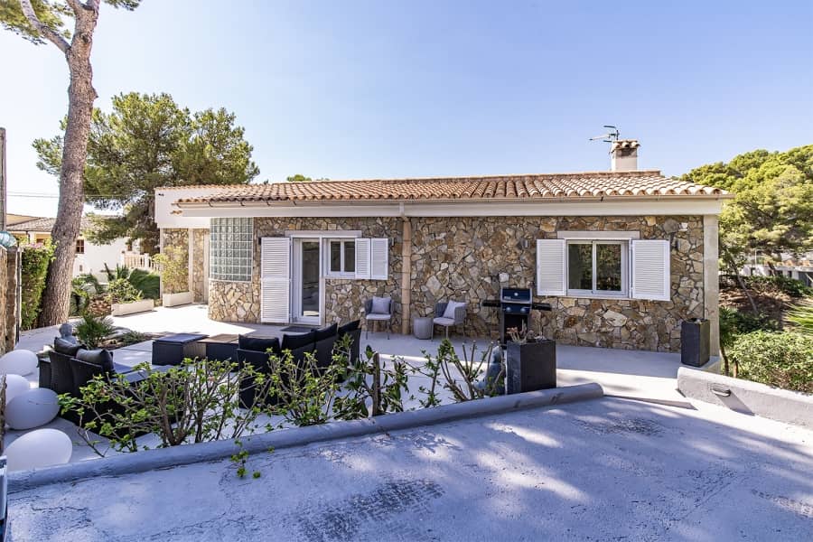 Bungalow mit Natursteinfassade und sonniger Terrasse - Paguera: Villa in ruhiger Lage mit schönem Meerblick und großem Grundstück zu verkaufen