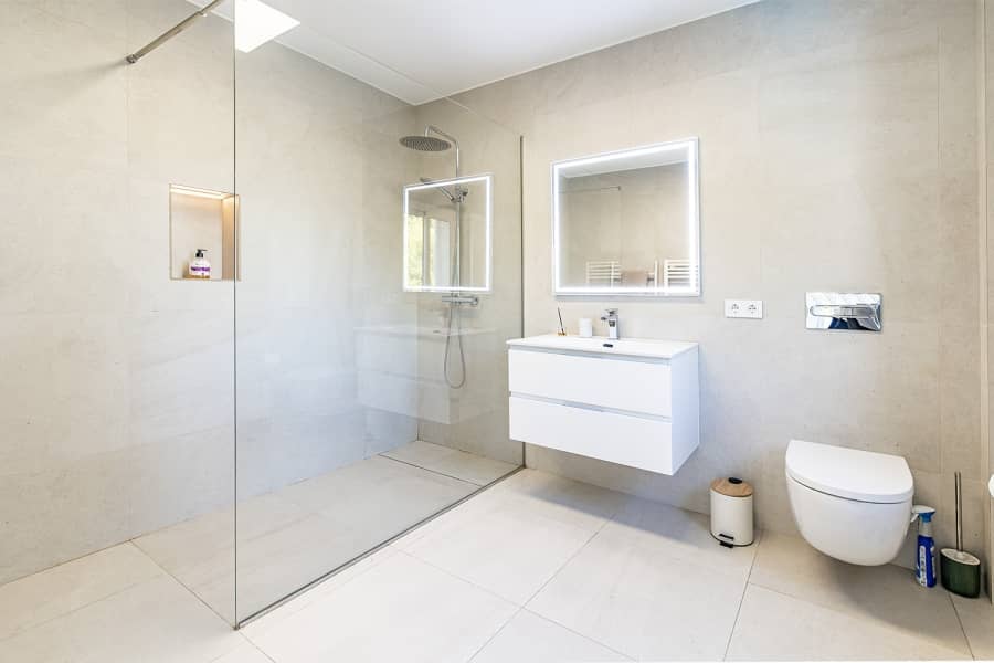 Modernes Badezimmer mit Walk-In Dusche - Paguera: Villa in ruhiger Lage mit schönem Meerblick und großem Grundstück zu verkaufen