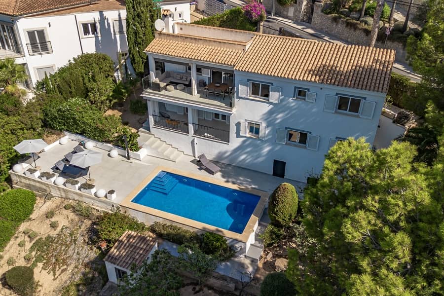 Mediterrane Hangvilla mit Pool und Terrasse - Paguera: Villa in ruhiger Lage mit schönem Meerblick und großem Grundstück zu verkaufen