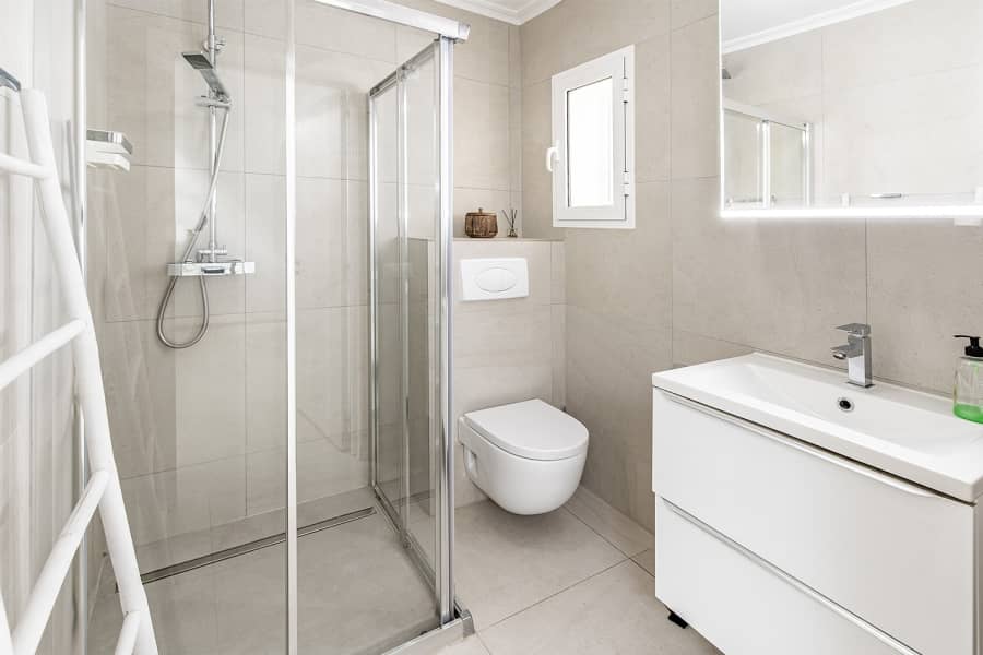 Modernes Badezimmer mit Glasdusche - Paguera: Villa in ruhiger Lage mit schönem Meerblick und großem Grundstück zu verkaufen