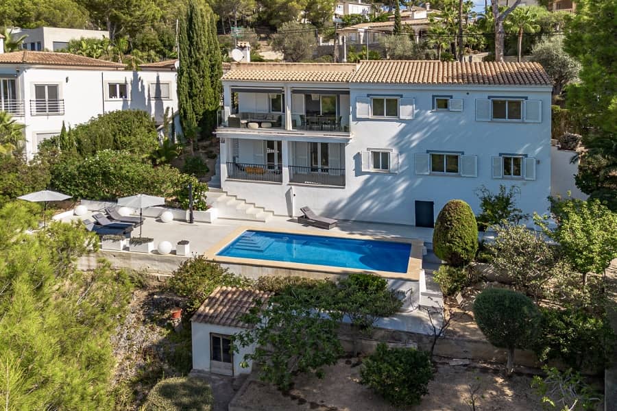 Mediterrane Hangvilla mit Pool und Terrasse - Paguera: Villa in ruhiger Lage mit schönem Meerblick und großem Grundstück zu verkaufen