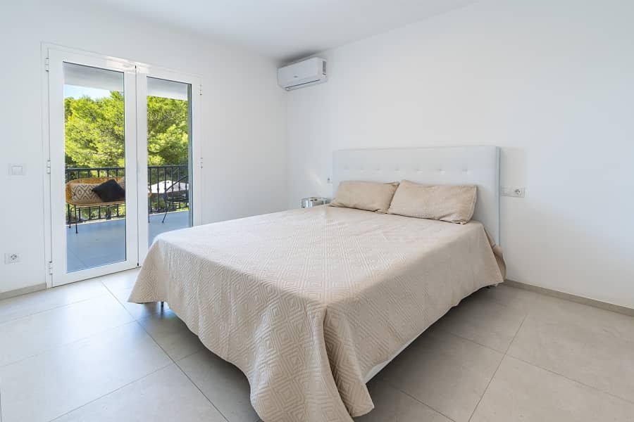 Helles Schlafzimmer mit Balkon und Waldblick - Paguera: Villa in ruhiger Lage mit schönem Meerblick und großem Grundstück zu verkaufen