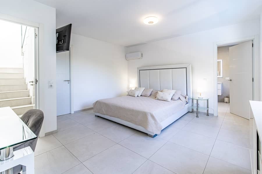 Helles Schlafzimmer in Neubauwohnung - Paguera: Villa in ruhiger Lage mit schönem Meerblick und großem Grundstück zu verkaufen