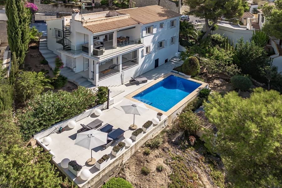 Mediterrane Villa mit Pool und Panoramaterrasse - Paguera: Villa in ruhiger Lage mit schönem Meerblick und großem Grundstück zu verkaufen