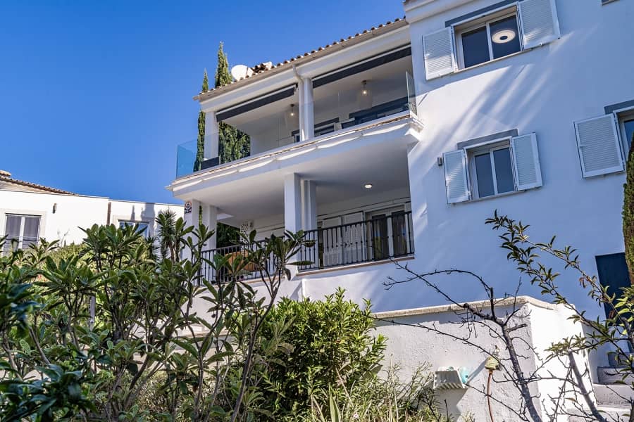 Mediterranes Zweifamilienhaus mit Glasbalkon - Paguera: Villa in ruhiger Lage mit schönem Meerblick und großem Grundstück zu verkaufen