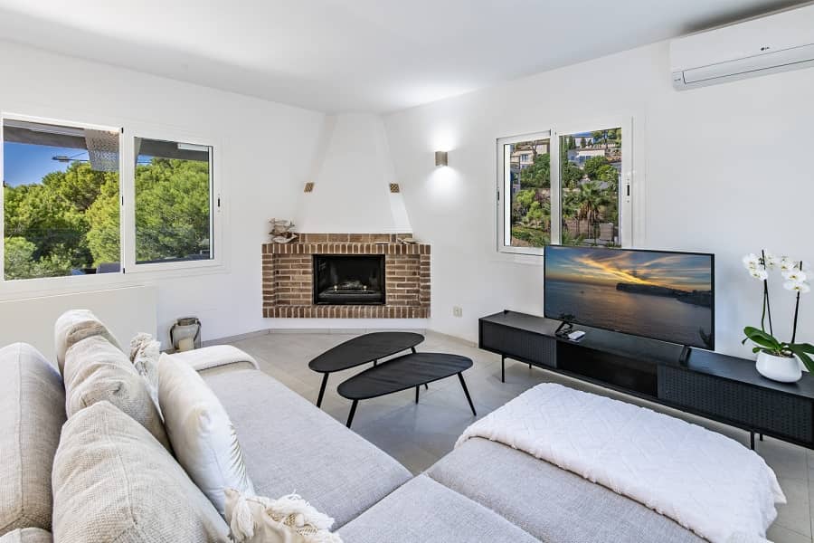 Helle Villa mit Kamin und Ausblick - Paguera: Villa in ruhiger Lage mit schönem Meerblick und großem Grundstück zu verkaufen