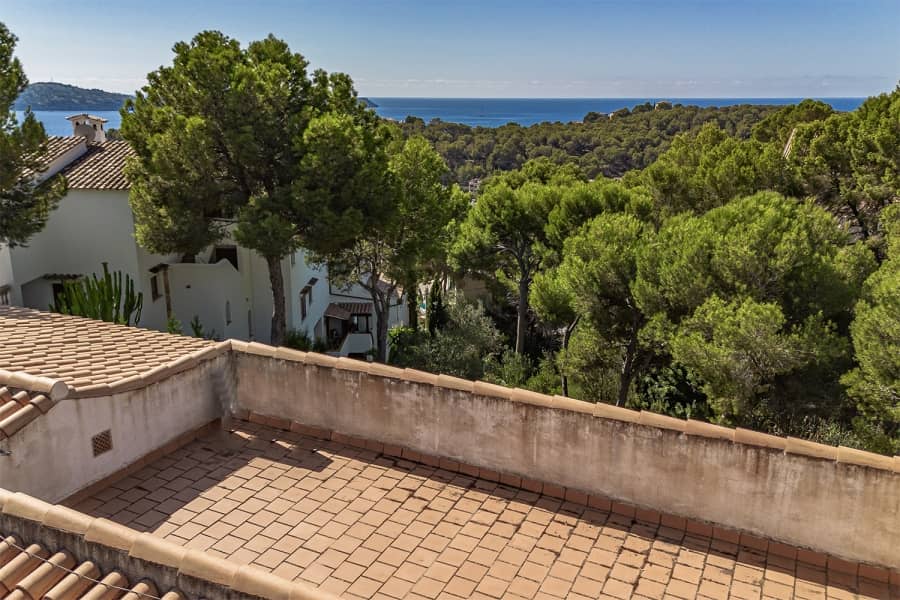 Mediterrane Villa mit Dachterrasse und Meerblick - Paguera: Villa in ruhiger Lage mit schönem Meerblick und großem Grundstück zu verkaufen