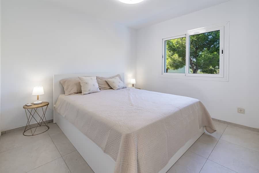 Helles Schlafzimmer in Neubauwohnung mit Gartenblick - Paguera: Villa in ruhiger Lage mit schönem Meerblick und großem Grundstück zu verkaufen