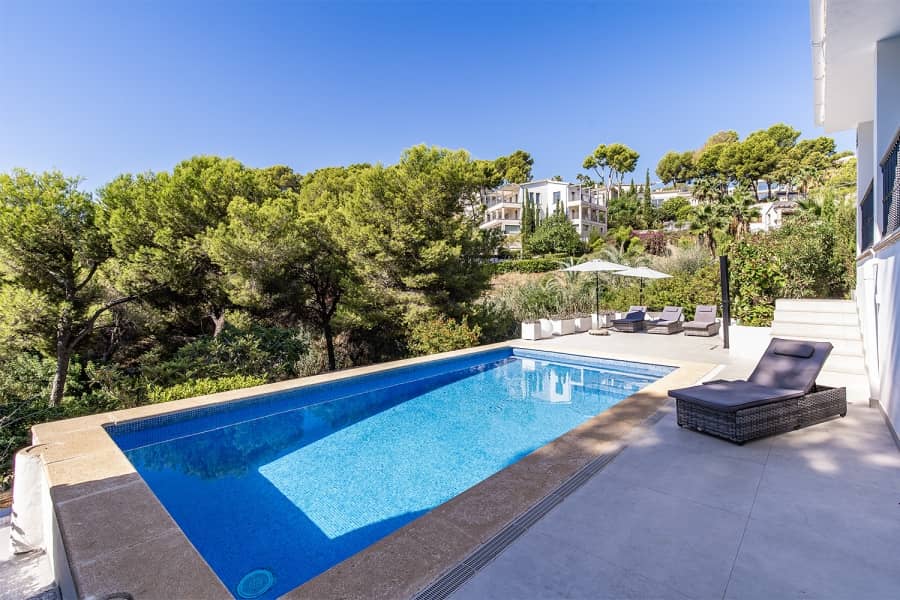 Moderne Hangvilla mit Poolterrasse - Paguera: Villa in ruhiger Lage mit schönem Meerblick und großem Grundstück zu verkaufen