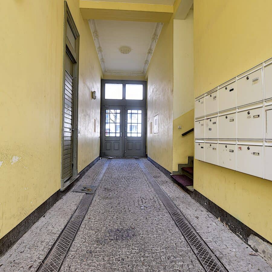 Berlin'de posta kutuları bulunan eski bina giriş alanı - HTW yakınında güneye bakan geniş balkonlu güzel maisonnette daire