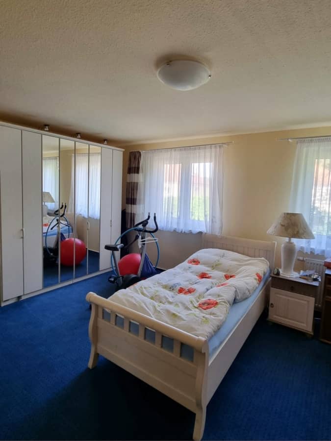 कमरा नंबर 1 - यह एक बढ़िया कीमत है: बर्लिन के पास शॉनिशे में स्थित 5 कमरों वाला, 141 वर्ग मीटर क्षेत्रफल और बेसमेंट वाला अर्ध-पृथक मकान।