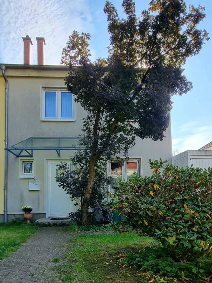 घर का प्रवेश द्वार - यह एक बढ़िया कीमत है: बर्लिन के पास शॉनिशे में स्थित 5 कमरों वाला, 141 वर्ग मीटर क्षेत्रफल और बेसमेंट वाला अर्ध-पृथक मकान।