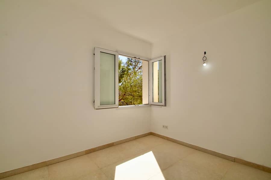 Helles Neubauzimmer mit Waldblick - Renoviertes Penthouse in mediterraner Anlage mit großem Pool und Meerblick von der Terrasse