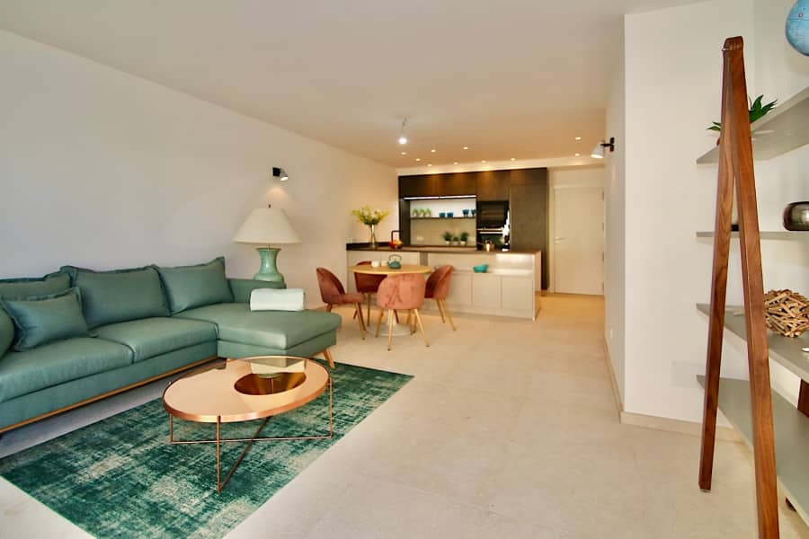 Moderne Wohnung mit offener Wohnküche - Renoviertes Penthouse in mediterraner Anlage mit großem Pool und Meerblick von der Terrasse
