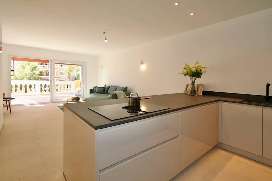 Moderne Wohnung mit offener Küche und Balkon - Renoviertes Penthouse in mediterraner Anlage mit großem Pool und Meerblick von der Terrasse