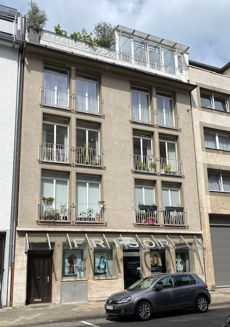 Bel appartement de 3 pièces, déjà loué, situé dans un quartier calme et privilégié, avec vue sur un havre de verdure.
