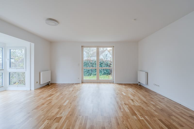 Casa a schiera d'angolo modernizzata in una tranquilla zona residenziale.