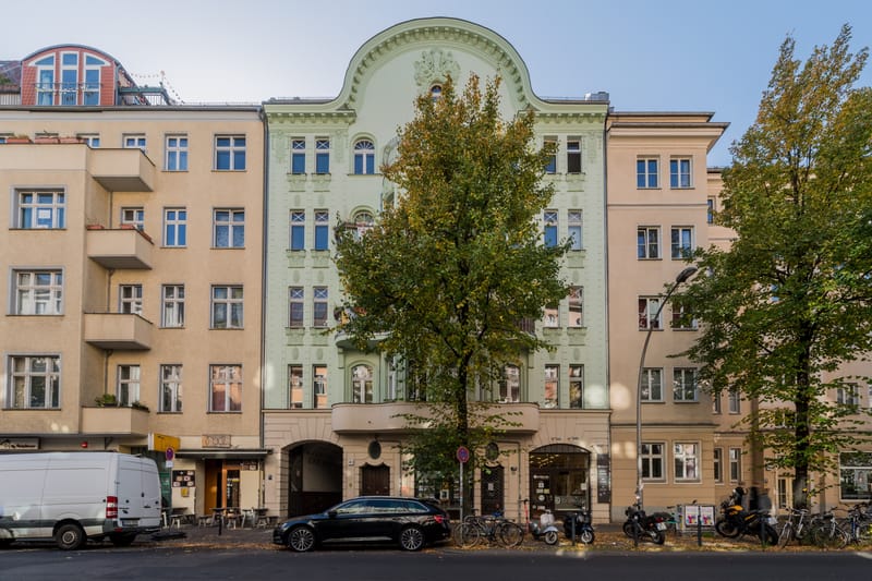 EMPLACEMENT DE RÊVE ! Appartement de 3 pièces dans un immeuble ancien près de la Boxhagener Platz