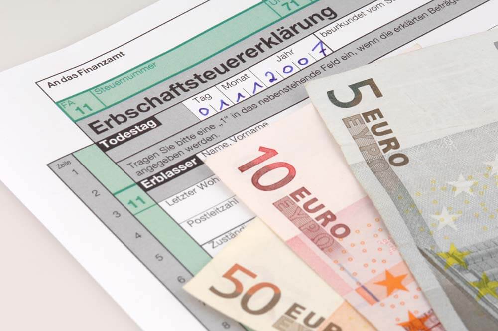 Aangifteformulier successierechten met biljetten van 5, 10 en 50 euro erop