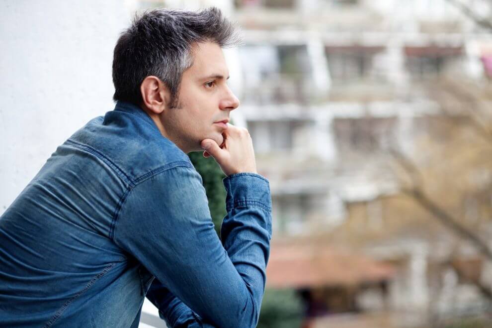 Balkonansicht einer Stadtwohnung mit Geländer und Blick auf umliegende Mehrfamilienhäuser in urbaner Umgebung