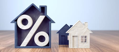Drie huissilhouetten in vooraanzicht links donkergrijs met procentteken midden klein huisje rechts wit huisje