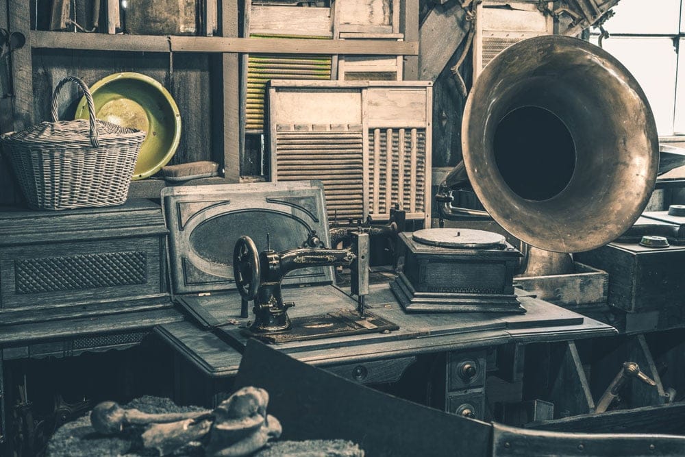 阁楼内景，木梁天花板裸露在外 古董家具 缝纫机和留声机 正视图