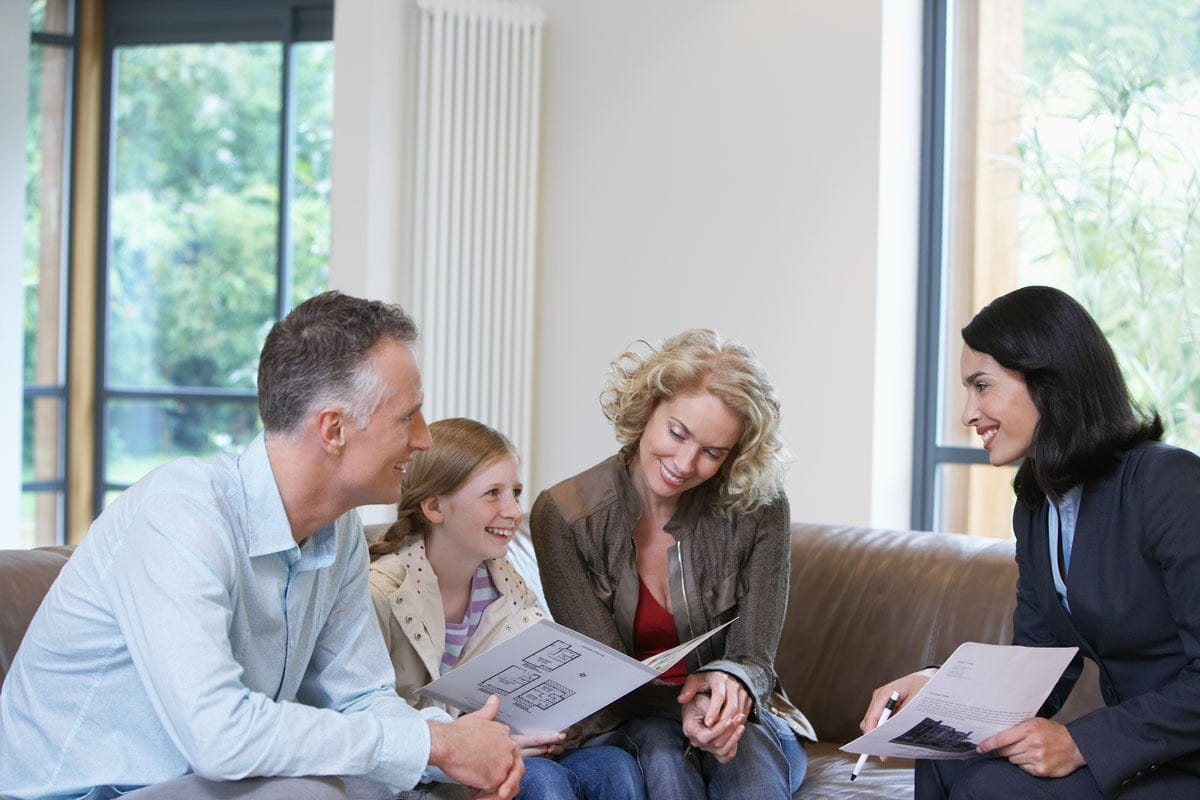 现代公寓起居室内景，配有落地窗和皮沙发