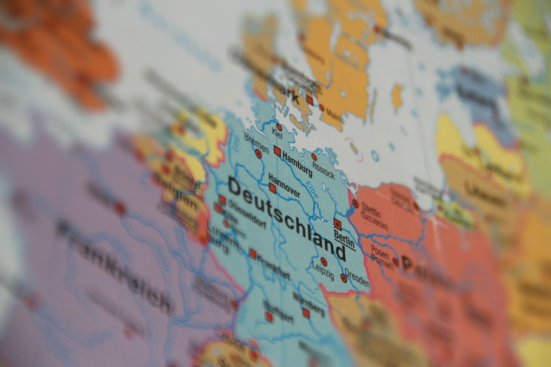 Close-up van een kaart van Duitsland vanuit een enigszins schuin perspectief met gemarkeerde plaatsnamen en landsgrenzen