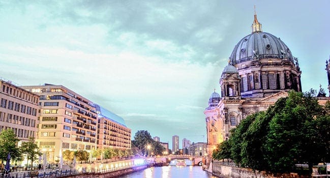 Panoramablick auf den Berliner Dom und das Spreeufer mit Museumsinsel und Promenade aus südöstlicher Perspektive