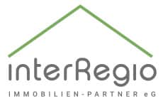 Logo der interRegio Immobilien-Partner eG in schmaler grauer Schrift unter stilisiertem grünem Dachsymbol