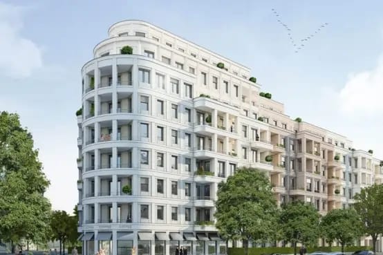 位于城市街区的七层转角公寓楼，带有白色圆形阳台和落地窗