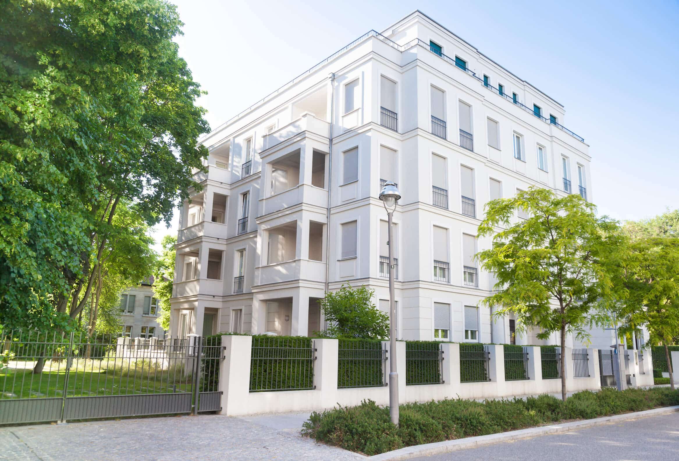 Modernes Mehrfamilienhaus mit Balkonen