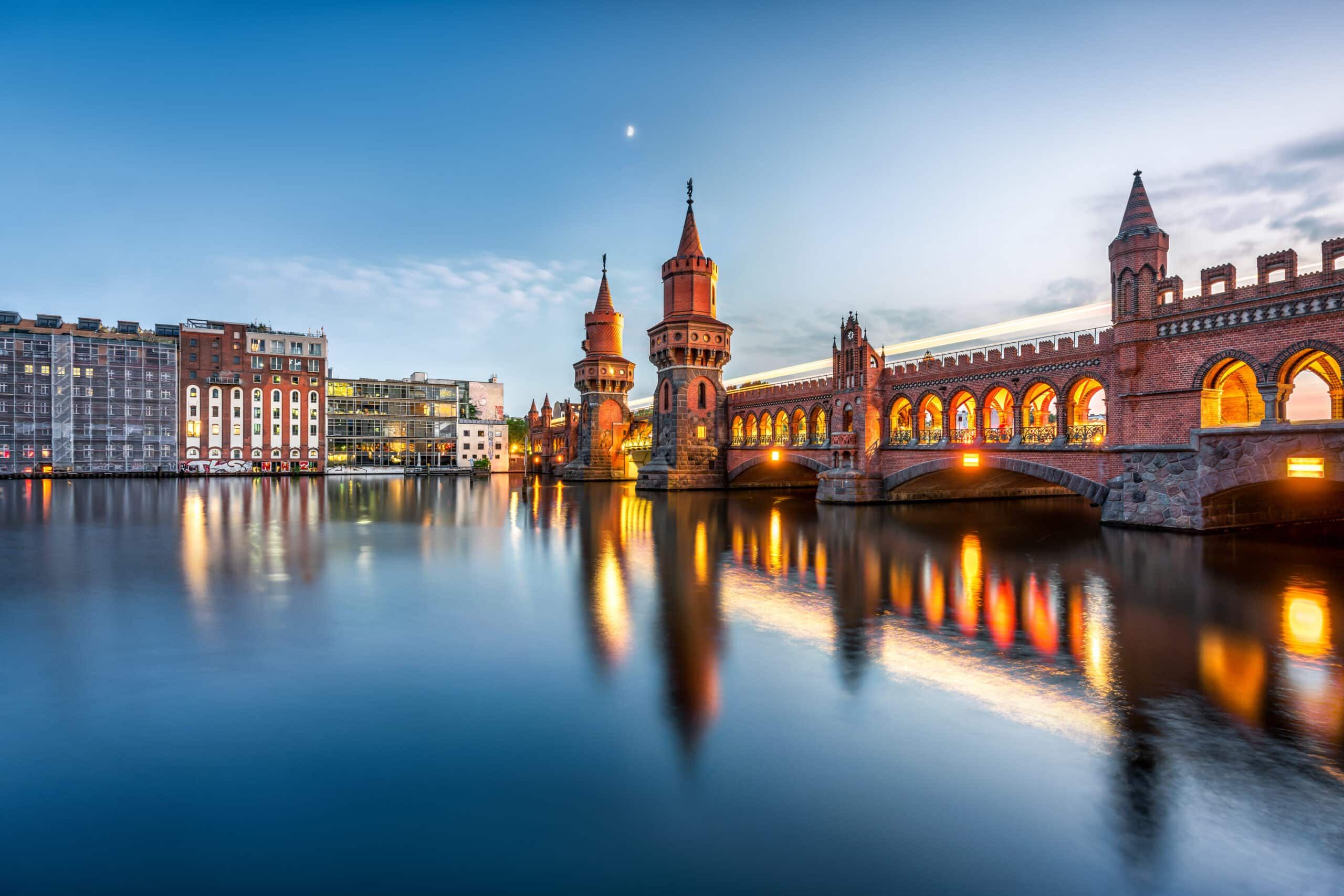Panoramisch uitzicht op de historische Oberbaumbrücke in Berlijn bij schemering met klinkerbogen en weerspiegeling in de Spree