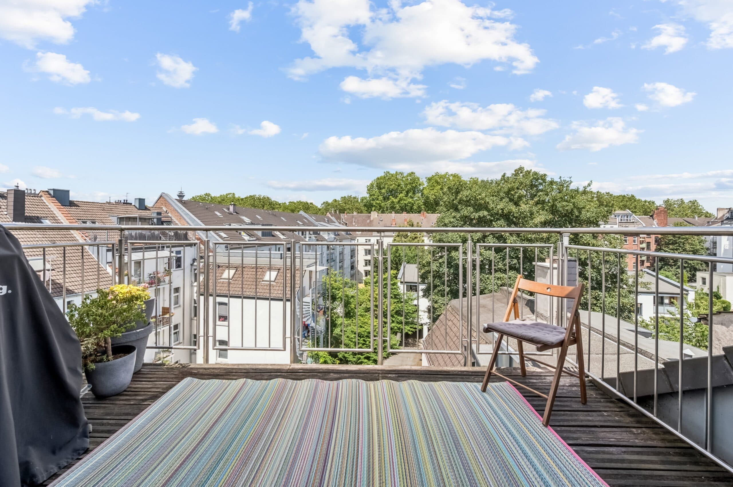 Dakterras met uitzicht op de Rheinturm